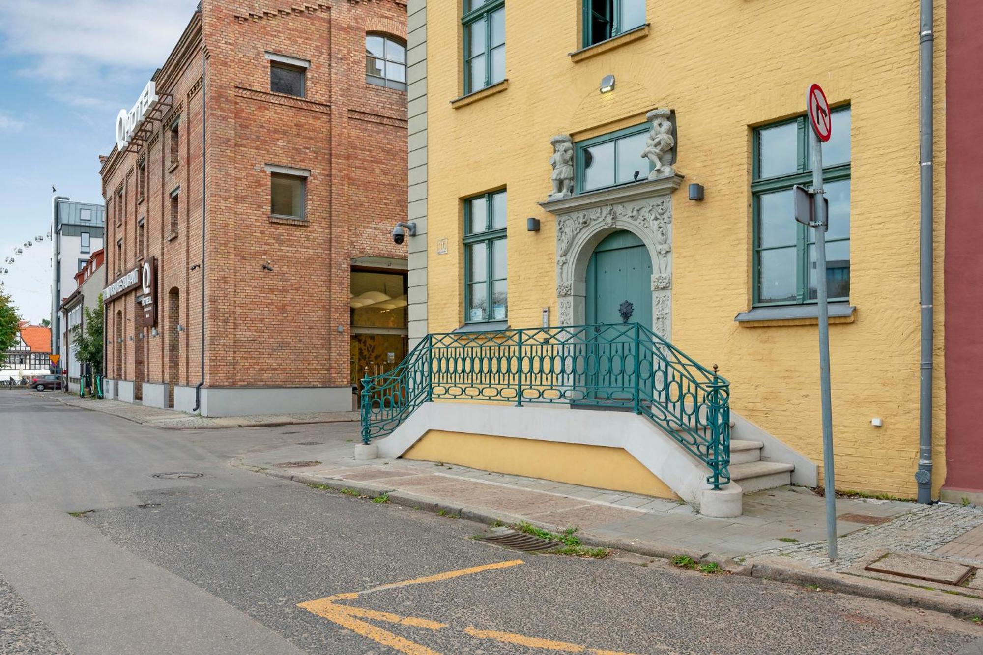 Historical Townhouse By Blue Mandarin — Photos 1